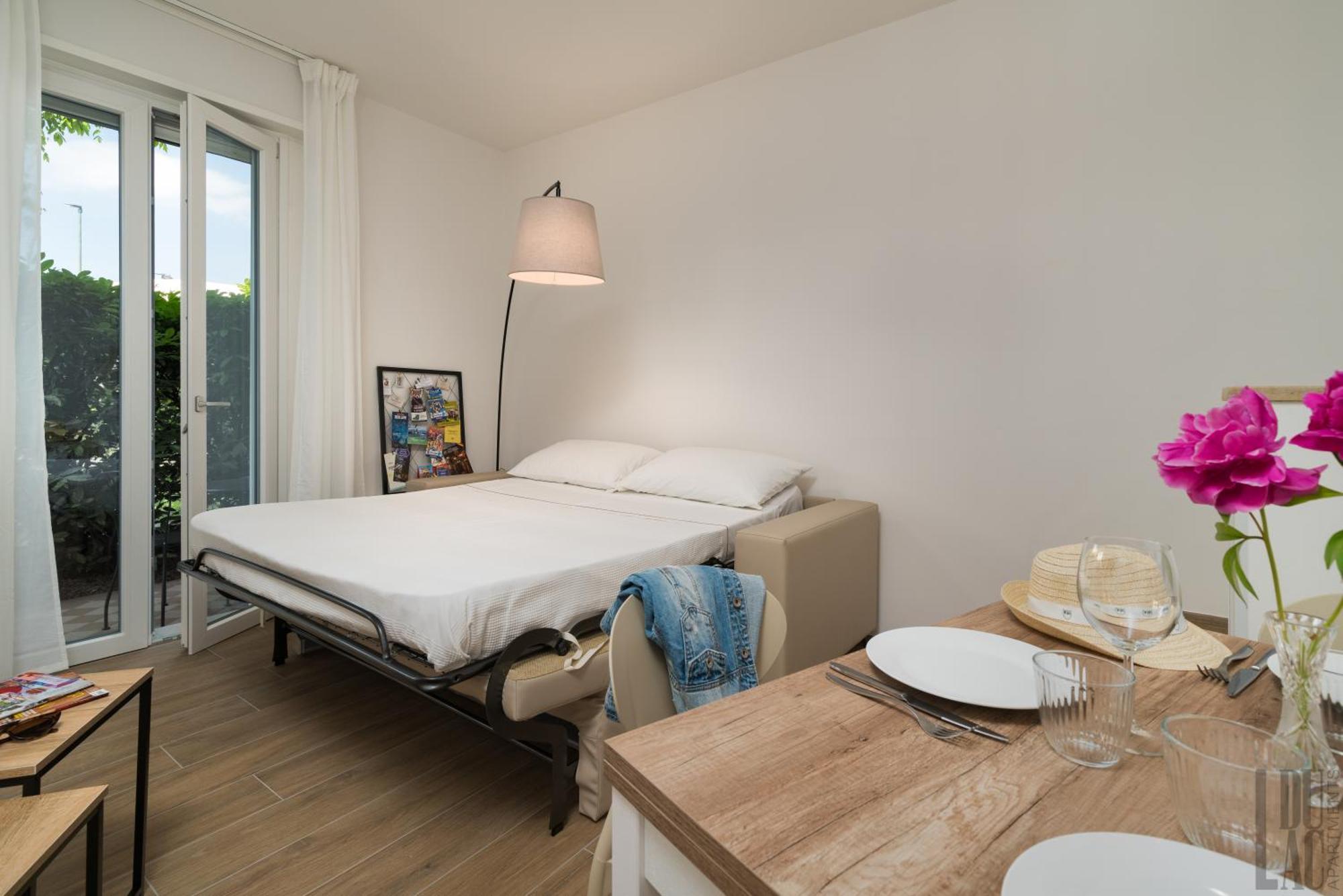 Belle Maison - Du Lac Apartments Сирмионе Экстерьер фото