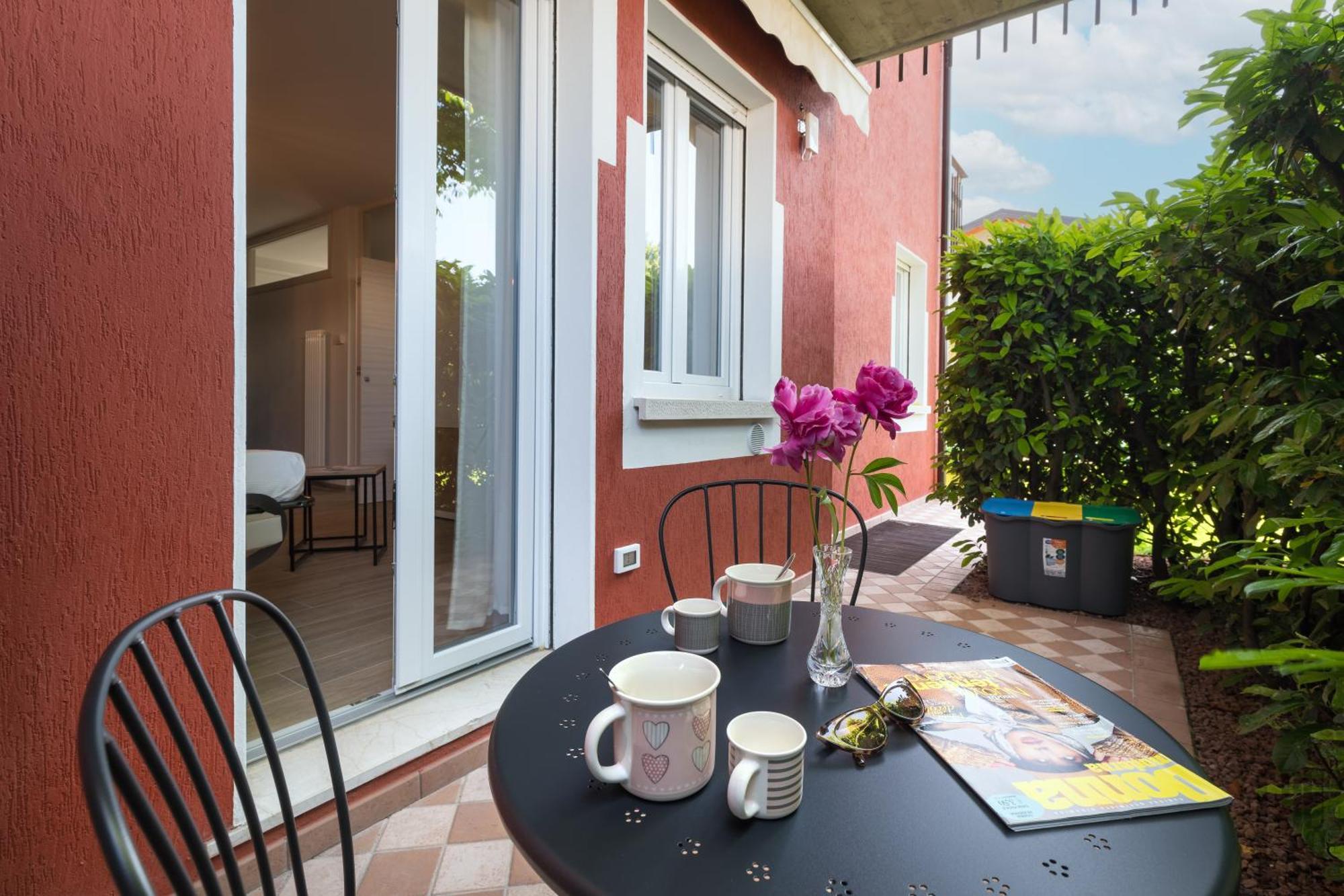 Belle Maison - Du Lac Apartments Сирмионе Экстерьер фото